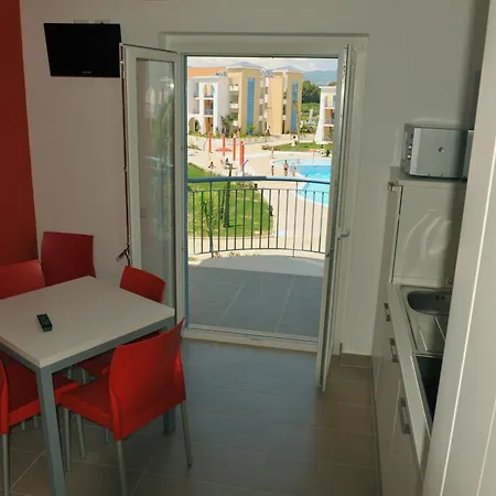 Toccacielo Village فندق